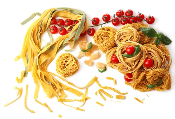 Raw homemade pasta and tomatoes — Stock Photo, Image