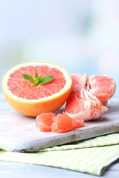 Zralých grapefruitů na prkénko, na dřevěné pozadí — Stock fotografie