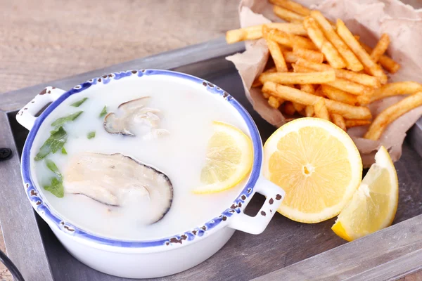 Välsmakande soppa med ostron på träbord — Stockfoto