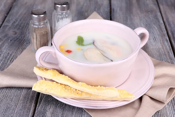 Leckere Suppe mit Austern auf Holztisch — Stockfoto