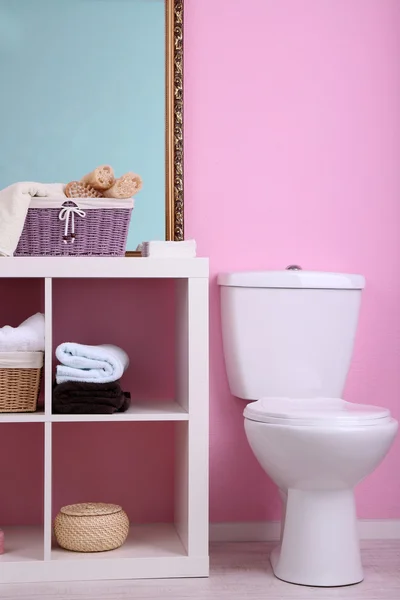 Estantes en el baño — Foto de Stock