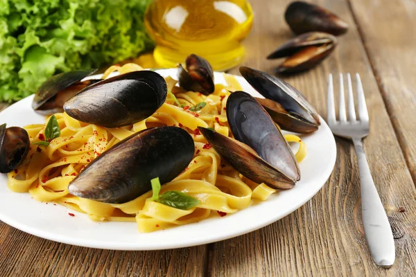 Traditional noodles with mussels on table, close up — Stock Photo, Image