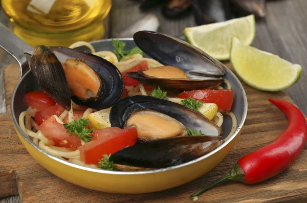 Fideos tradicionales con mejillones en la mesa, de cerca —  Fotos de Stock