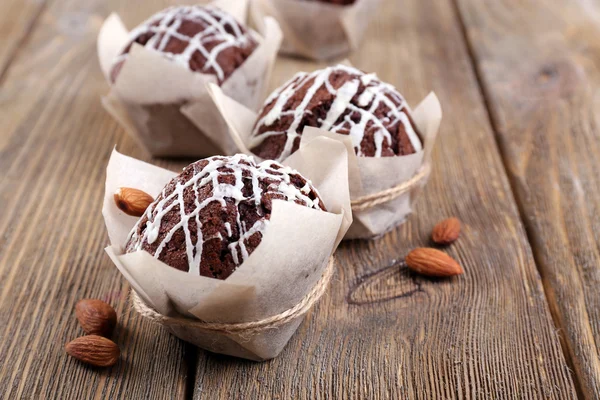 Leckere Cupcakes mit Nüssen auf dem Tisch aus nächster Nähe — Stockfoto