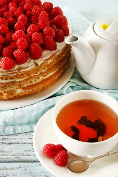 Sabroso pastel con bayas frescas, de cerca — Foto de Stock