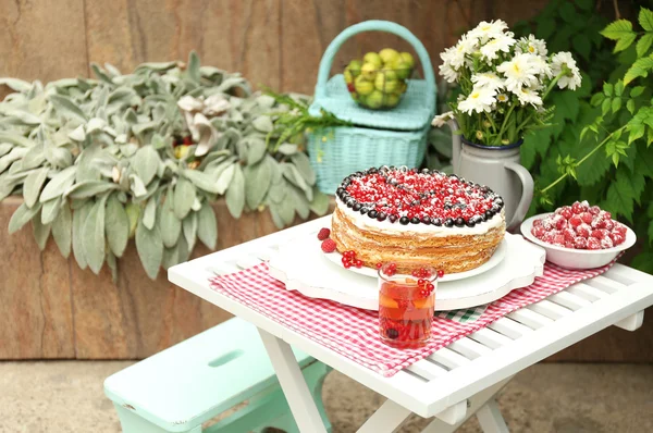 Tasty cake with fresh berries on table, close up — Stock Photo, Image