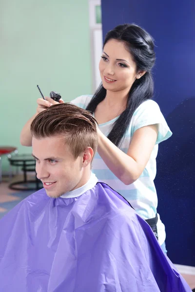 Jonge man in beauty salon — Stockfoto