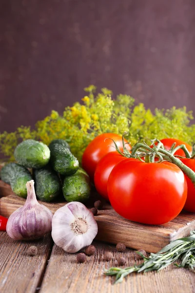 Verse groenten met kruiden en specerijen op tafel, close-up — Stockfoto