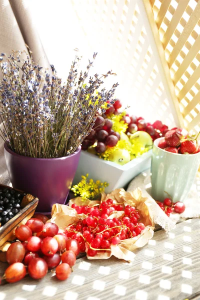 Zátiší s ovocem a květinami — Stock fotografie