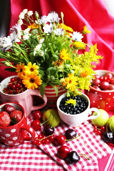 Stilleben med bär och blommor — Stockfoto