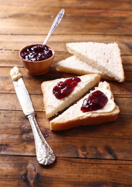 taze ekmek ile ev yapımı tereyağı ve blackcurrant jam ahşap arka plan üzerinde