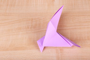 Ahşap masa, origami kuş yakın çekim