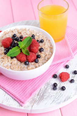 smakelijke havermout met bessen
