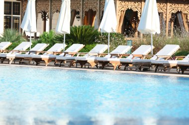 Yüzme Havuzu yanında salon şezlong