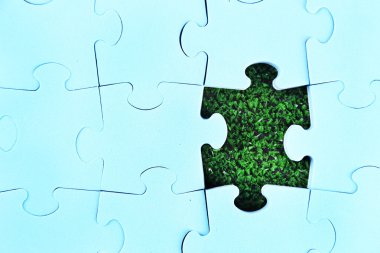 yeşil çim zemin üzerine parça puzzle. yeşil alan kavramı