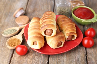 pişmiş sosis rolls plaka üzerinde tablo yakın çekim