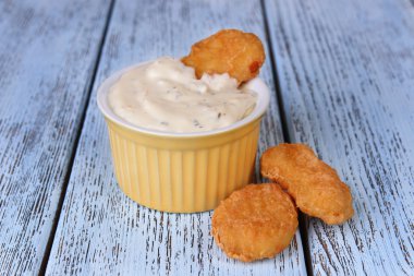 Tablo yakın çekim üzerinde soslu tavuk kanadı