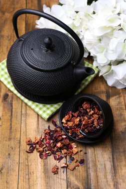 Siyah çaydanlık, kase ve hibiscus çay