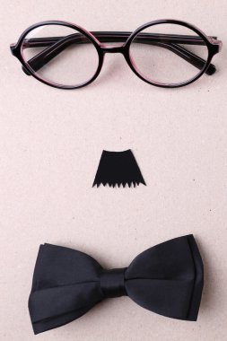 gözlük, bıyıklı ve papyon adam yüz şekillendirme