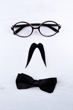 gözlük, bıyıklı ve papyon adam yüz şekillendirme