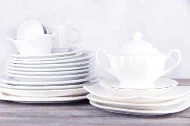 Beyaz çanak çömlek ve mutfak gereçleri