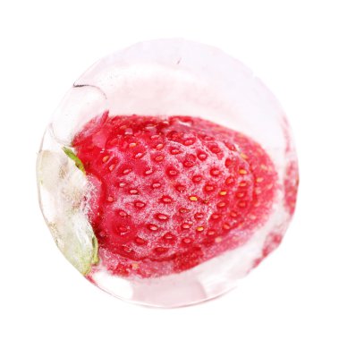 Ice cube üzerinde beyaz izole çilek ile