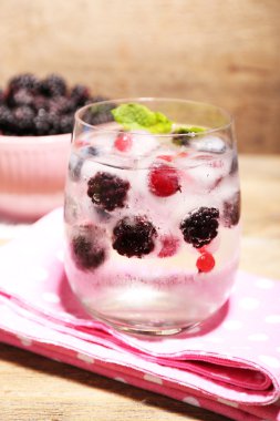 Soğuk çilek ile kokteyl