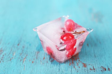 Buz küpleri ile kırmızı kuş üzümü