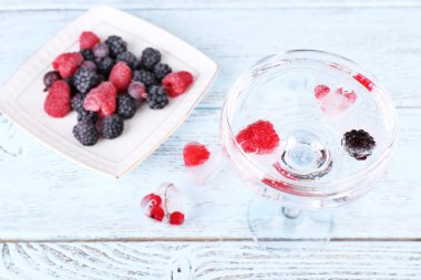 Orman meyveleri tabağa dondurulmuş