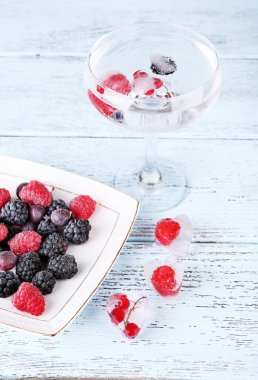 Orman meyveleri tabağa dondurulmuş