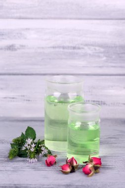 ahşap zemin üzerinde farklı ilaç bitkileri ile uçucu yağ