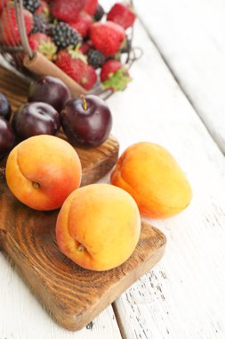 Olgunlaşmış meyve ve çilek tablo üzerinde kapat