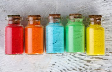 Renkli kuru pigment ile şişe