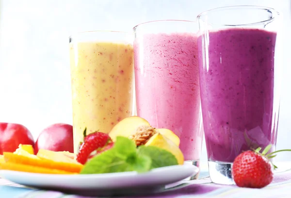 Pyszne smoothie na stole, szczelnie-do góry — Zdjęcie stockowe