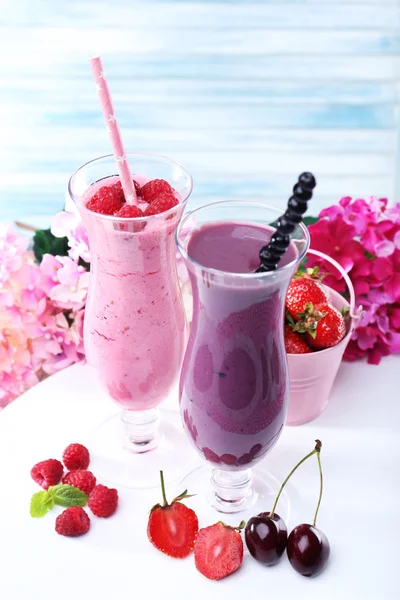 Leckerer Smoothie auf dem Tisch, Nahaufnahme — Stockfoto