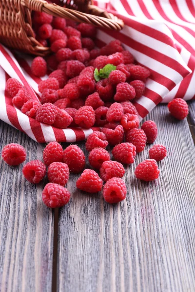 Ripe sweet raspberries on table close-up — Stock Photo, Image