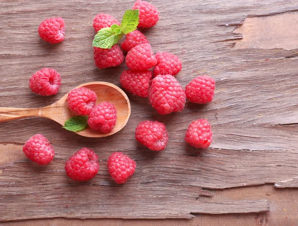 Reife süße Himbeeren im Löffel auf dem Tisch in Großaufnahme — Stockfoto