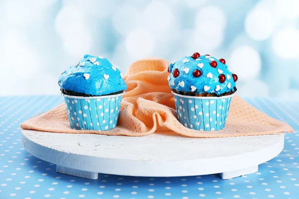 Tasty cupcake on table, on bright background — Stock Photo, Image