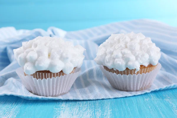 Sabroso cupcake en la mesa, de cerca — Foto de Stock