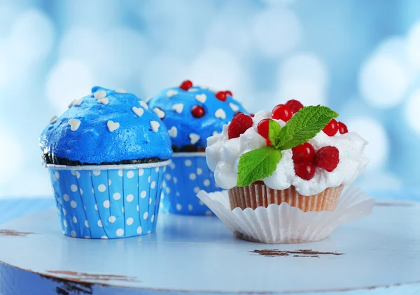 Tasty cupcakes on table, on bright background — Stock Photo, Image