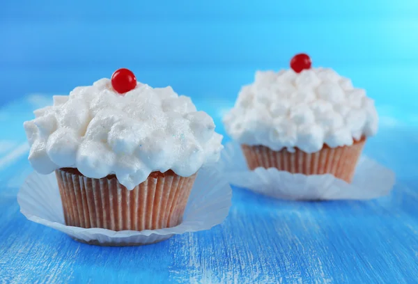 Smakelijke cupcake op tafel, close-up — Stockfoto