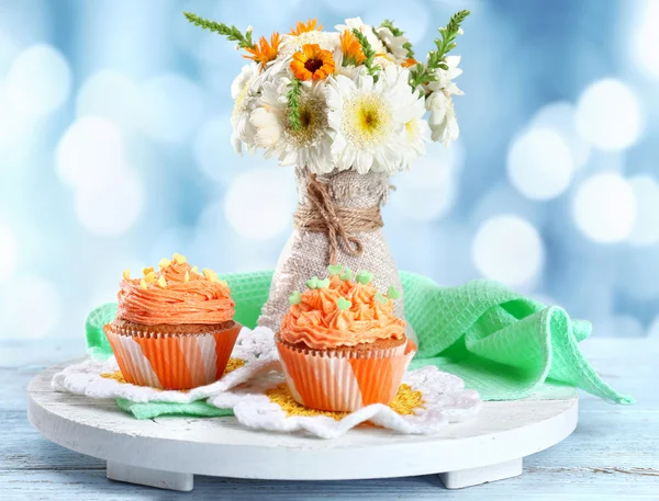 Tasty cupcake on table, on bright background — Stock Photo, Image