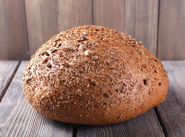 Pão fresco na mesa de madeira, close-up — Fotografia de Stock