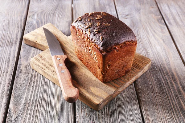 木製のテーブルに新鮮なパンをクローズ アップ — ストック写真