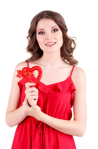 Hermosa joven en vestido rojo con corazón aislado en blanco — Foto de Stock