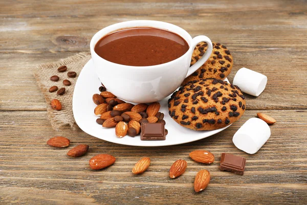 Kop warme chocolade op tafel, close-up — Stockfoto