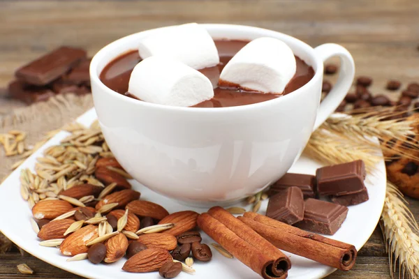 Kop warme chocolade op tafel, close-up — Stockfoto