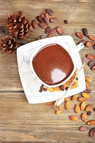 Secangkir coklat panas di atas meja, tutup. — Stok Foto