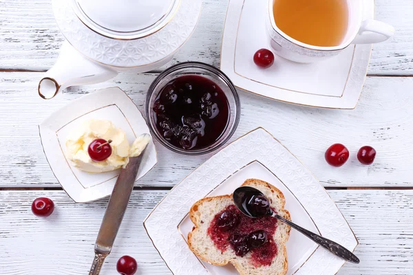 Pan fresco con mermelada de cereza — Foto de Stock