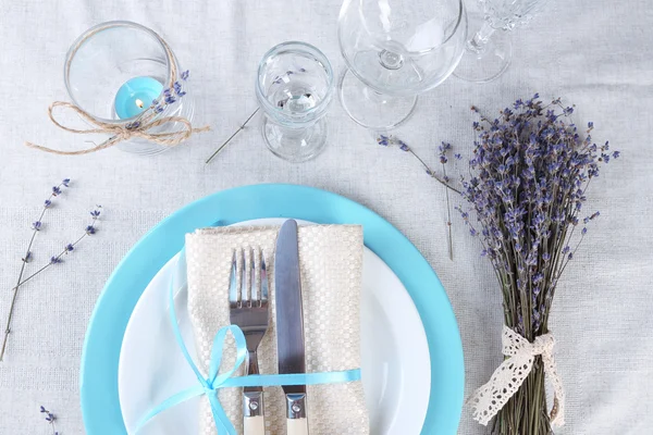 Обідній стіл з квітами — стокове фото
